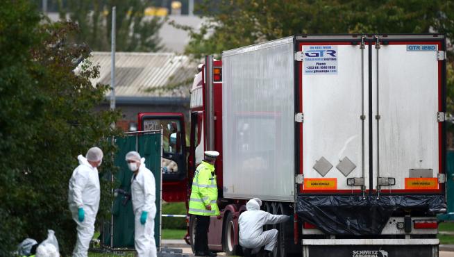 Police are seen at the scene where bodies were discovered in a lorry container, in Grays, Essex, Britain October 23, 2019. REUTERS/Hannah McKay [[[REUTERS VOCENTO]]] BRITAIN-BODIES/