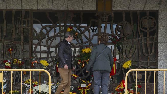 Varias personas depositan flores delante del panteón de la familia Franco en Mingorrubio, este viernes con motivo de Todos los Santos.