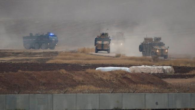 Vehículos militares turcos y rusos cerca de la frontera con Siria tras el último conflicto en la zona.