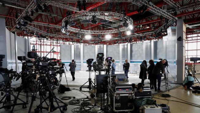 Vista del plató del debate electoral para el próximo lunes en el Pabellón de Cristal de la Casa de Campo de Madrid.