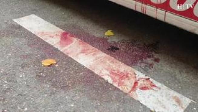 Un hombre ha apuñalado, la madrugada de este lunes, a su pareja en la calle de José Oto 49, en el barrio de Jesús de Zaragoza. Minutos antes, la pareja habría mantenido una fuerte discusión en su domicilio de la calle de Aguarón 4. Tras apuñalar a la mujer, que permanece gravemente herida, el agresor ha huido y se ha suicidado tirándose desde una grúa en unas obras ubicadas en la calle de Cosuenda.