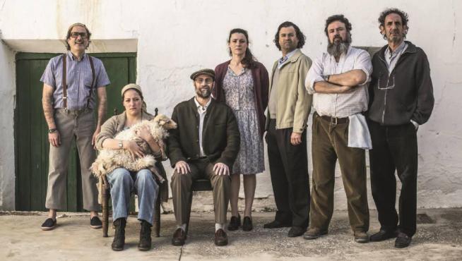El elenco de actores que intervienen en la obra, al completo.