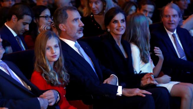Los reyes, Felipe VI, y doña Letizia, la princesa Leonor (2i) y la infanta Sofía (2d), al inicio del acto de entrega de los Premios Princesa de Gerona, en el Palacio de Congresos de Barcelona