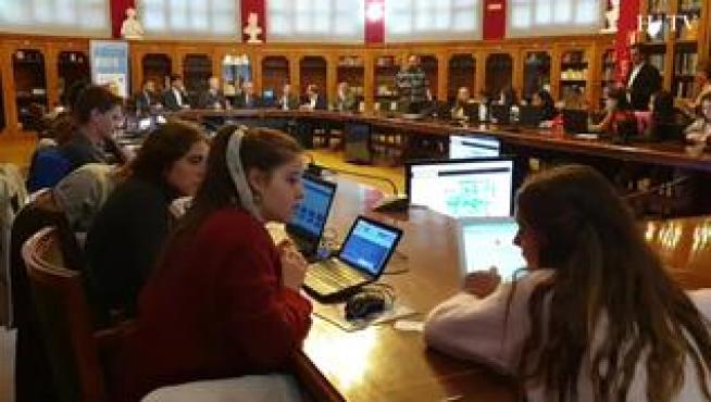 Mil alumnos aragoneses de Bachillerato han participado este miércoles en un experimento de inteligencia colectiva que organiza la Universidad de Zaragoza e Ibercivis. 30 de ellos han asistido de manera presencia en el Paraninfo a esta prueba que presenta un dilema ético y moral para el que tendrán que aportar soluciones.