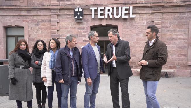 Toni Cantó, con candidatos y dirigentes de Cs delante de la estación de tren de Teruel.