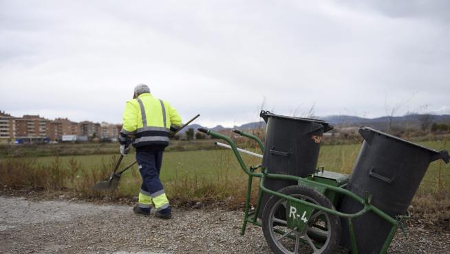 Un trabajador del servicio de limpieza viaria de Huesca