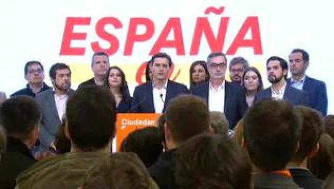 El líder de Ciudadanos, Albert Rivera, ha propuesto convocar un congreso extraordinario en el que “los militantes de Ciudadanos y nadie más decidan y tomen las riendas del futuro de este partido”. El presidente del grupo naranja ha reconocido los malos resultados de las elecciones del 10 de noviembre.
