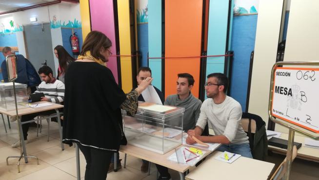 Adrián Villanueva, en el centro, recibe las instrucciones de la funcionaria de la Administración central.