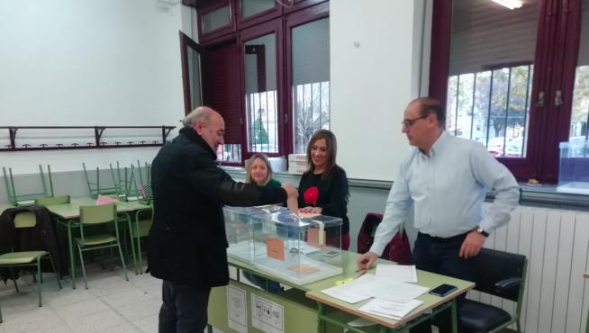 El cabeza de lista del PP al Senado por la provincia de Zaragoza, el alcalde bilbilitano José Manuel Aranda, ya ha votado en Calatayud.