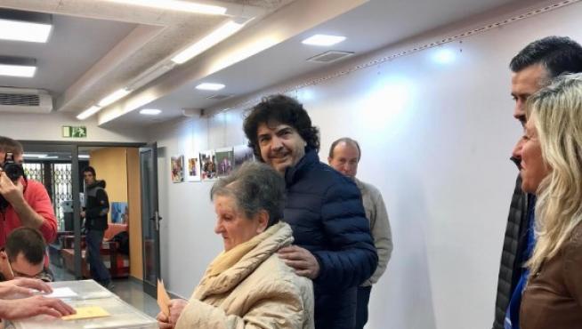 Mario Garcés acompaña a su madre al colegio electoral.