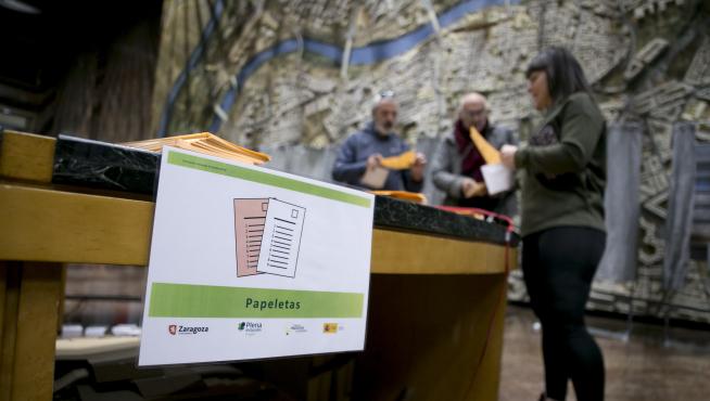 Una imagen del ambiente electoral en la jornada de este domingo, 10 de noviembre, en el Ayuntamiento de Zaragoza.