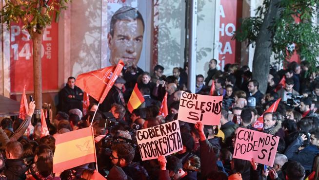 Simpatizantes socialistas celebran los resultados en la elecciones generales celebradas hoy Domingo, en los exteriores del PSOE en Madrid.