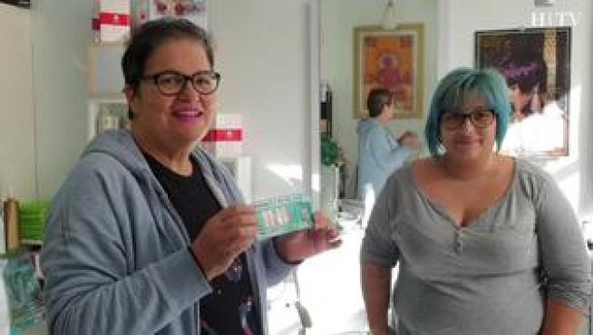 El quiosco de la ONCE de avenida de Gómez de Avellaneda número 55 de Zaragoza ha repartido este martes un millón de euros con el cupón 53.142 de la serie 94. El cupón ha sido vendido desde este quiosco a una peluquería del barrio de la Jota por medio de 40 participaciones que han sido repartidas entre las clientas. Una de ellas ha sido agraciada con un millón de euros. Las 39 restantes con 2.500 euros cada una.