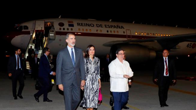Los Reyes, acompañados por el Ministro de Relaciones Exteriores cubano, Bruno Rodríguez (d), a su llegada a La Habana.