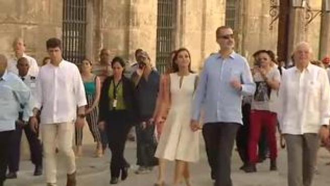 Bienvenida a una visita histórica. La de los Reyes de España. La primera visita de Estado a Cuba. Y a la vista está en una de las primeras imágenes que nos deja la visita, los Reyes en la Plaza de la Revolución flanqueados por las imágenes murales de los revolucionarios Che Guevara y Camilo Cienfuegos.