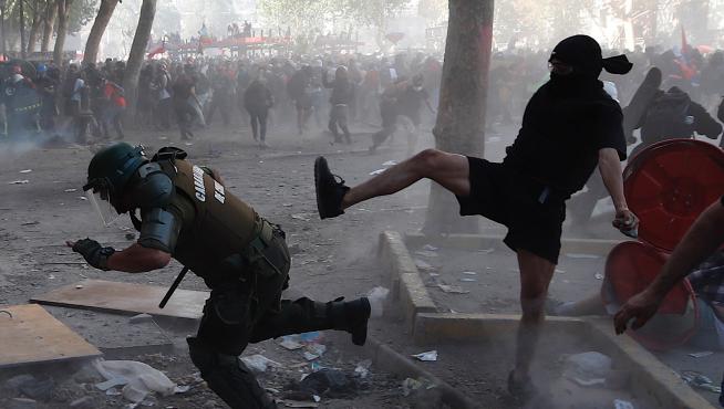 Manifestantes se enfrentan a la policía en Chile