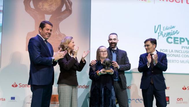 María Izuel y Alberto Muñoz, en el centro, en la gala de entrega de premios de Cepyme junto a la ministra de Economía en funciones, Nadia Calviño.
