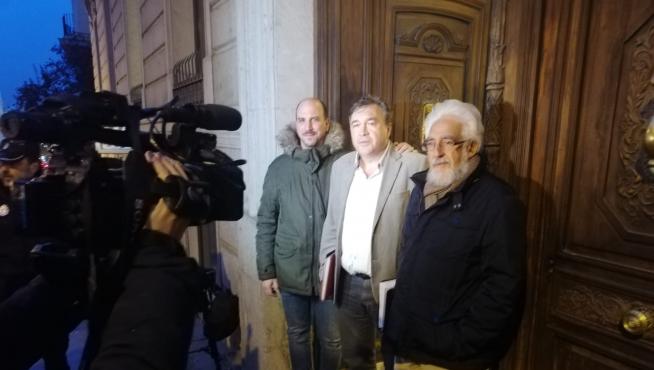 La delegación de Teruel Existe en las puertas del Congreso antes de reunirse con el PSOE.