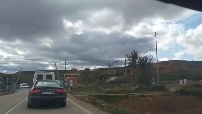 En el vídeo grabado este pasado jueves se ve cómo el tren se acerca al paso a nivel de Cetina con las barreras levantadas.