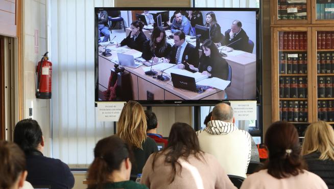 Varios periodistas siguen desde la sala de prensa de los Juzgados de Santiago de Compostela la comparecencia de buzos, policías locales y guías caninos este viernes, en el juicio por el crimen de Diana Quer.