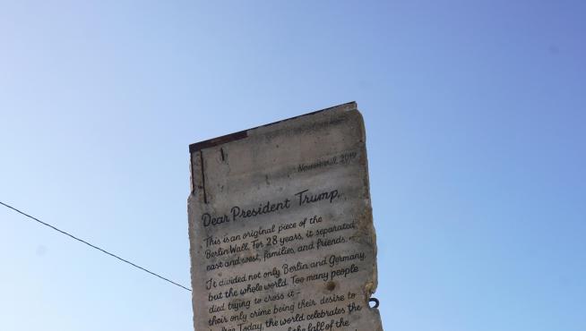 Trozo del Muro de Berlín con carta a Trump