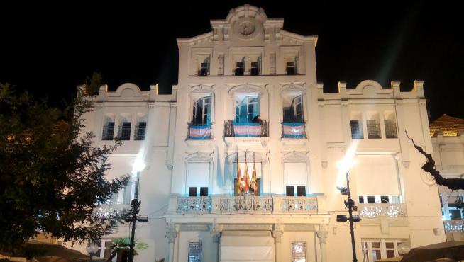 La bandera celeste, rosa y blanca lucirá en el Casino de Huesca hasta el día 25 para conmemorar el Día Internacional de la Memoria Trans.