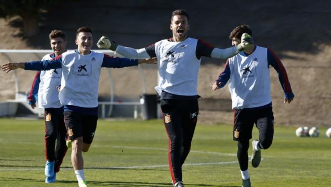 Álvaro Fernández, en el centro de la imagen, durante un entrenamiento con la sub 21.