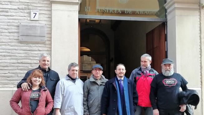 Representantes de la Plataforma Charramos Aragonés delante de la sede del Justicia.