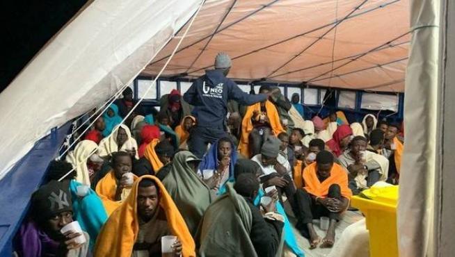 Los náufragos rescatados a bordo del ‘Aita Mari’.
