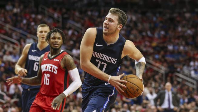 Luka Doncic se dispone a lanzar en el partido entre Dallas Mavericks y Rockets, en el que firmó 41 puntos