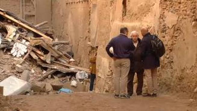 Cerca de las 12 de la noche, la mitad del edificio se ha venido abajo. Los tres miembros de la familia que ha sido rescatada estaban en la parte que se ha quedado en pie. Los bomberos han tenido que sacarlos por la fachada al quedar completamente destruida la escalera. Se trata de un matrimonio y su hija de 30 años que eran los únicos que vivían en el inmueble de tres plantas.