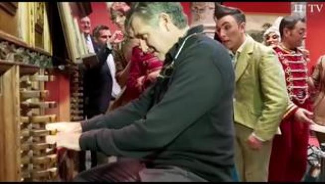 De la mano de Emilio Aragón, Productores de Sonrisas han presentado en Zaragoza su nuevo show, 'Circlassica'. Dicha presentación ha tenido lugar en el Patio de la Infanta de Zaragoza, donde el productor no ha querido dejar pasar la oportunidad de tocar el órgano de Sabiñán.