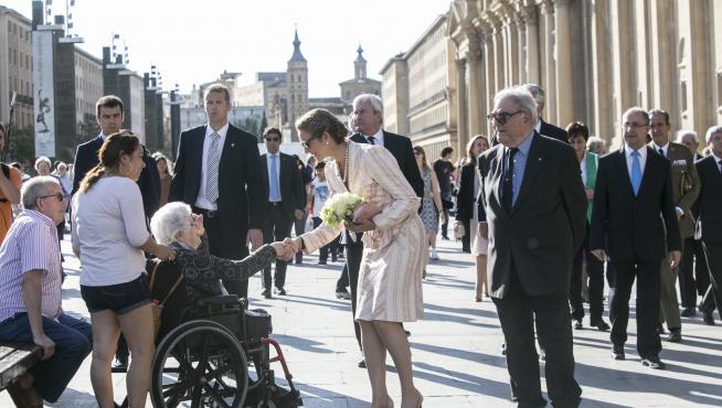 La infanta Elena saludó a algunos ciudadanos en la plaza del Pilar camino a la Real Maestranza.