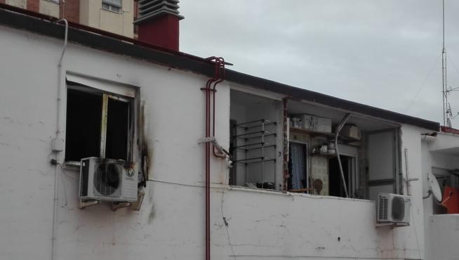 La explosión ha hecho saltar tres ventanas y ha producido daños en viviendas próximas.