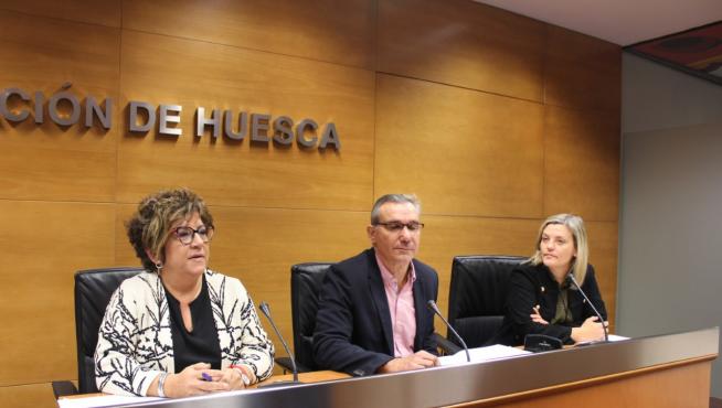 Las alcaldesas de Alcolea de Cinca y San Miguel de Cinca, Begoña Nasarre y Elisa Sancho, han comparecido este martes con el presidente de la Comarca del Cinca Medio, José Ángel Solans, para exigir inversiones en carreteras a la DGA.