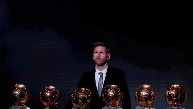 Messi posa con sus seis balones de oro.