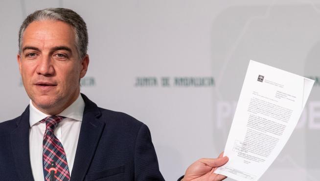 El consejero de Presidencia y portavoz, Elías Bendodo, muestra un documento durante su comparecencia tras la reunión del Consejo de Gobierno en Sevilla.