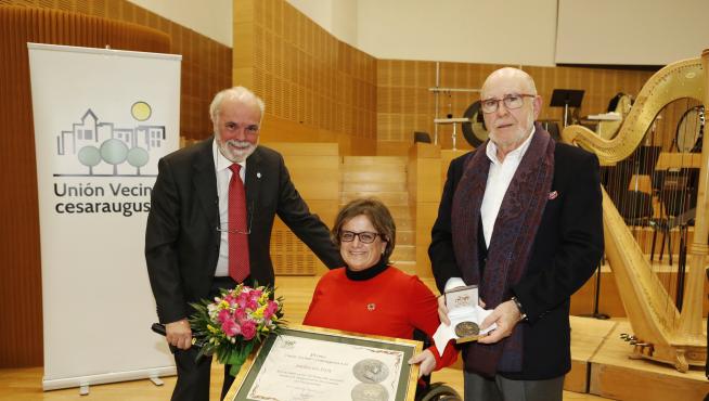 Marta Valencia, presidenta de DFA, ha recibido el Premio Unión Vecinal Cesaraugusta.