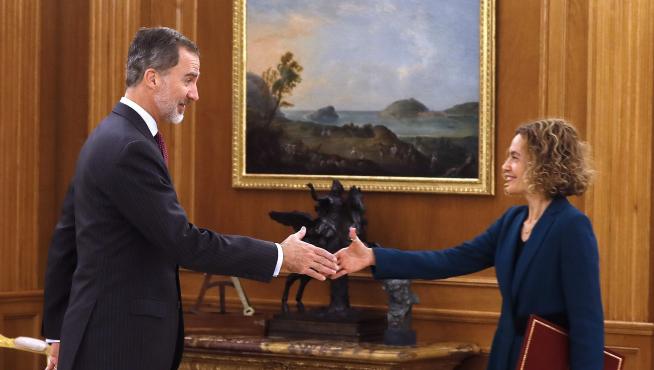 El rey Felipe VI y la presidenta del Congreso, Meritxell Batet, durante la audiencia hoy en el Palacio de La Zarzuela.