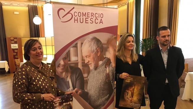 La concejala Rosa Gerbás, la presidenta de la Asociación de Comerciantes, Susana Lacostena, y el consultor Sergio Bernués, en el acto de presentación de la campaña de Navidad.