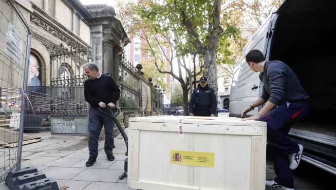 Una de las cajas en las que viajaban los cascos, momentos antes de entrar en el Museo de Zaragoza