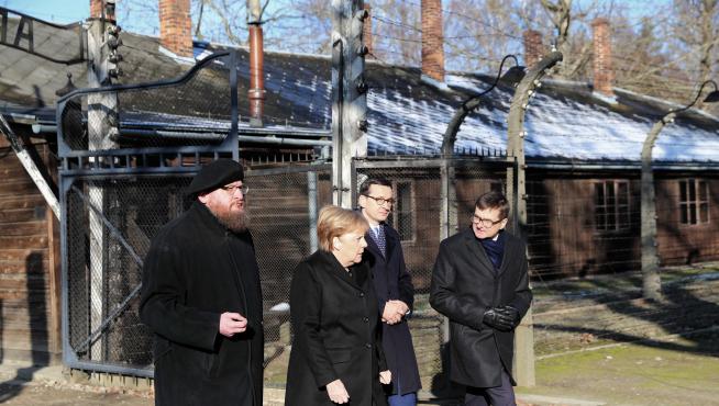 Oswiecim (Poland), 06/12/2019.- German Chancellor Angela Merkel (2-L) and Polish Prime Minister Mateusz Morawiecki (2-R) with Director of the Auschwitz-Birkenau State Museum Piotr Cywinski (L) and Vice Director Andrzej Kacorzyk (R) attend to the Auschwitz-Birkenau Memorial and Museum of former Nazi German concentration and extermination camp in Oswiecim, Poland, 06 December 2019. Polish Prime Minister Mateusz Morawiecki and German Chancellor Angela Merkel will visit the Memorial ahead of 75th anniversary of the death camp's liberation. (Polonia) EFE/EPA/ANDRZEJ GRYGIEL POLAND OUT German Chancellor ANgela Merkel in former Nazi German concentration camp Auschwitz