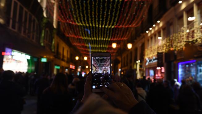 Una brillante bandera de España ilumina la calle Alfonso en el día de la Constitución.