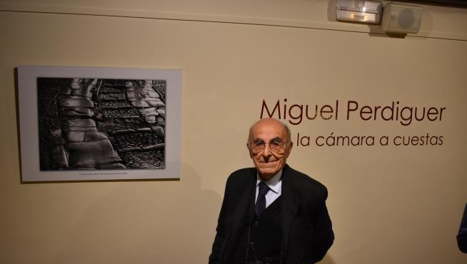 Miguel Perdiguer, junto a la imagen de Peñíscola que le hizo ganar el Premio Nacional de Fotografía.