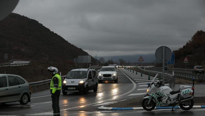 Un guardia civil, regulando el tráfico en el entronque de la A-23 con la N-330, entre Sabiñánigo y Hostal de Ipiés.