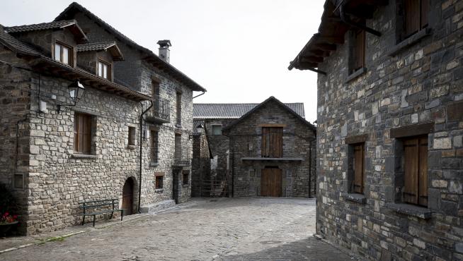 Una de las calles de Aísa, con casas de piedra.