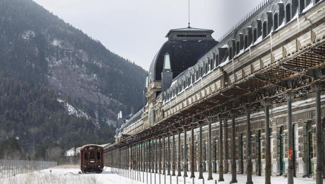 La Estación Internacional de Ferrocarril de Canfranc cubierta de nieve