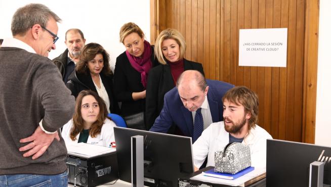 El presidente Javier Lambán y la consejera Marta Gastón, durante su visita a la Escuela Taller.