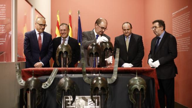 Felipe Faci, consejero de Educación y Cultura; Román Fernández-Baca, director general de Bellas Artes del Ministerio de Cultura; Javier Lambán, presidente de Aragón; Javier Jordán, alcalde de Aranda de Moncayo; e Isidro Aguilera, director del Museo de Zaragoza, durante la presentación de los cascos