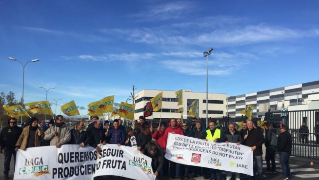 Representantes de UAGA participan en la concentración convocada por COAG ante la plataforma logística de Lidl en Barcelona.